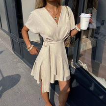 Khaki V-Ausschnitt Minikleid Vorderansicht – Sévea