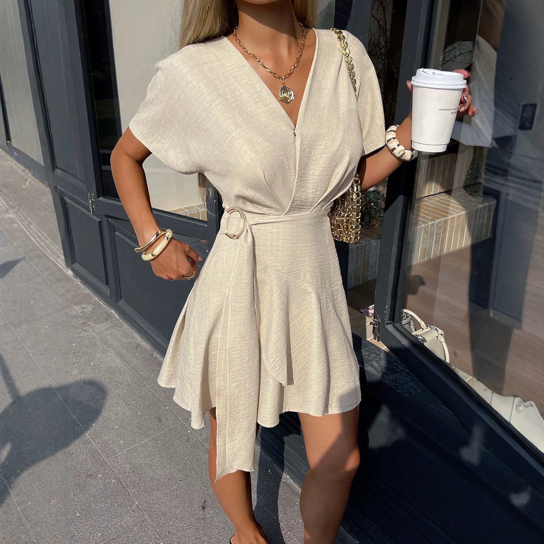Khaki V-Ausschnitt Minikleid Vorderansicht – Sévea